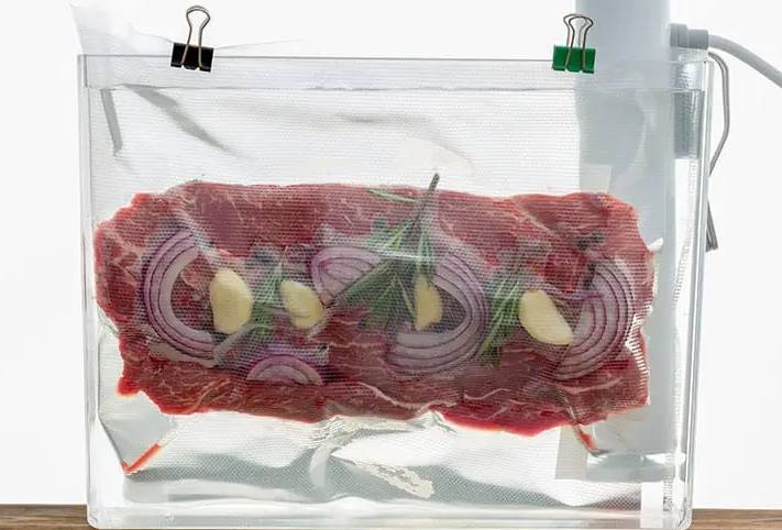 sous vide cooking under vacuum sealed bag